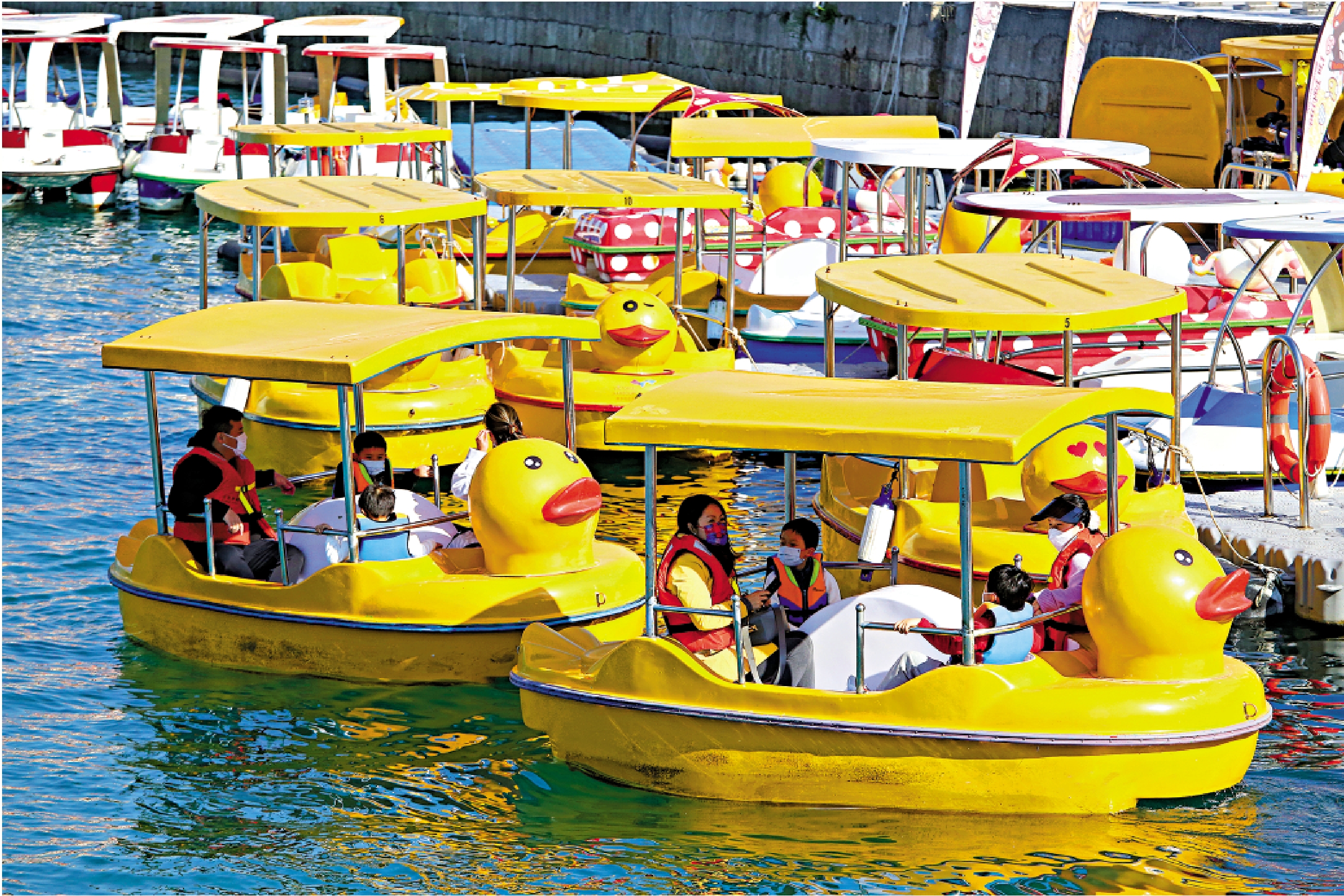 　　圖：灣仔海濱長廊水上運動及康樂主題區的鴨仔水上單車，可供市民一邊玩樂一邊欣賞維港美景。