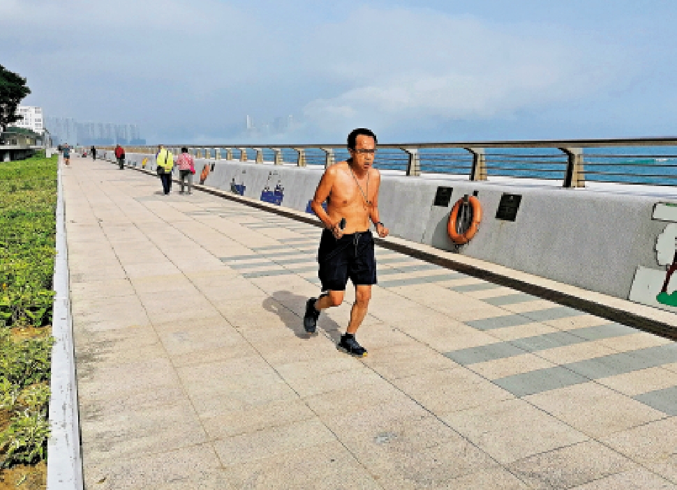 　　圖：昨日天氣回暖，有市民打赤膊在海傍跑步。今日氣溫急降，將成強烈對比。\中通社
