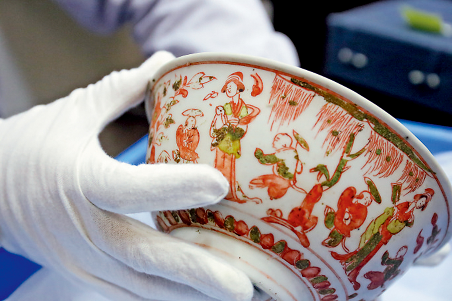 　　圖：兔子常見於明清的瓷品，圖為明嘉靖江西景德鎮窰紅綠彩仕女嬰戲紋碗。\大公報記者 何嘉駿攝