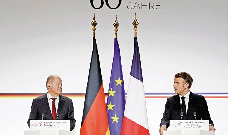 　　圖：德國總理朔爾茨（左）22日與法國總統馬克龍在巴黎會面。\美聯社