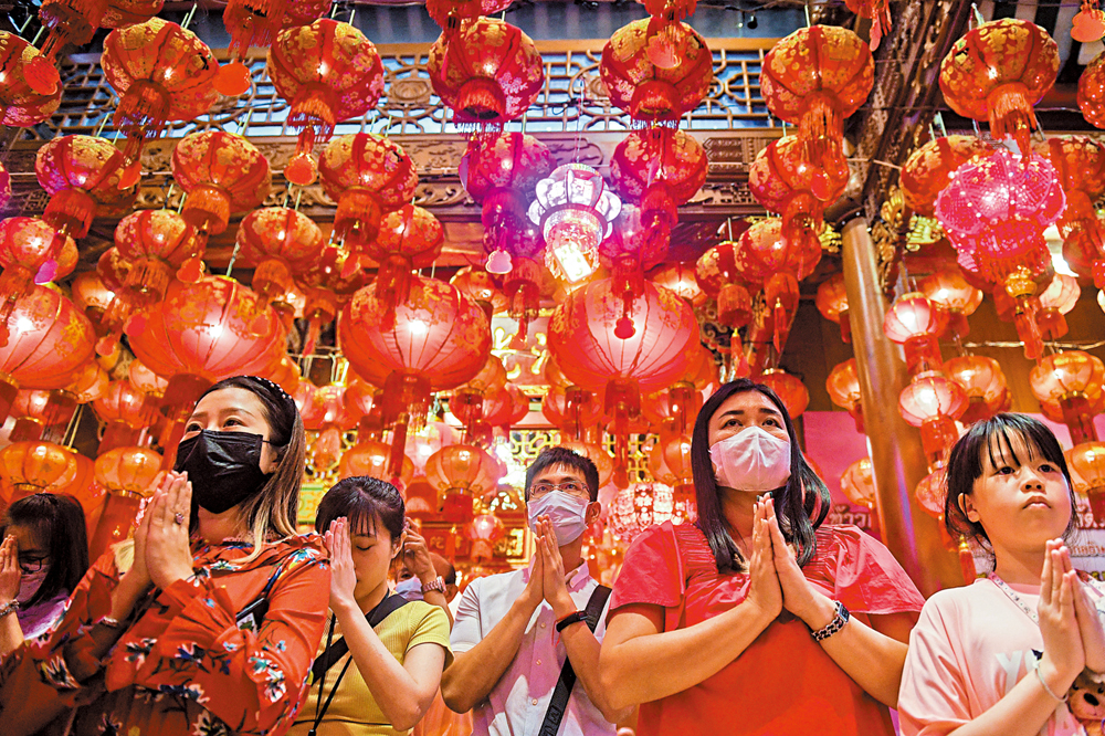 　　圖：1月21日，民眾在泰國曼谷中國城的一座寺廟裏祭祀祈福。\路透社