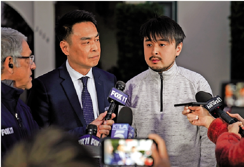 　　圖：26歲的華裔青年Brandon Tsay（右）勇奪槍手武器，挽救多條性命。\美聯社