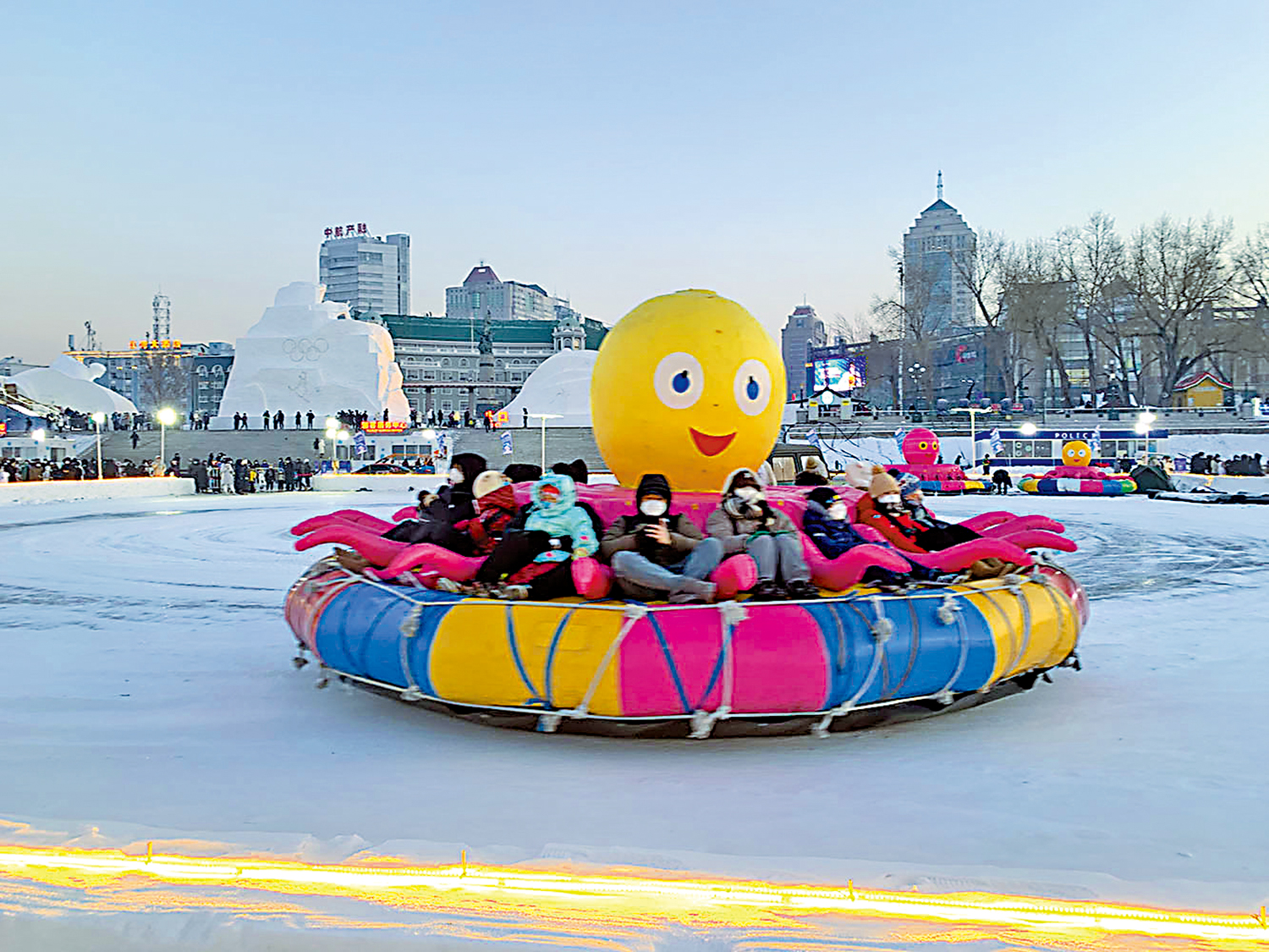 　　圖：瘋狂八爪魚冰上漂移的刺激體驗，深受南方遊客歡迎。