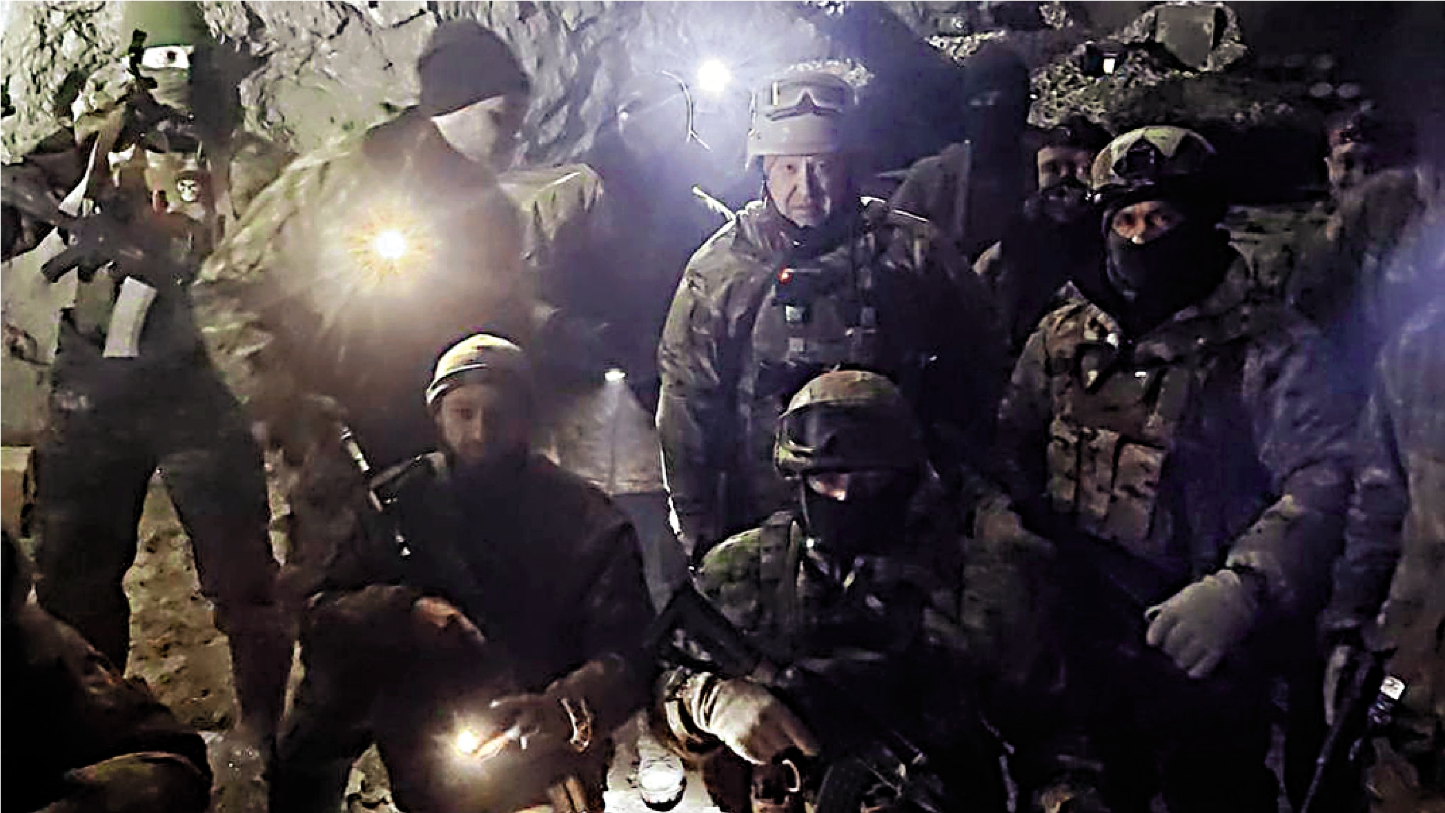 　　圖：瓦格納集團士兵及其首腦普里戈津1月10日現身烏東重鎮索列達爾。/路透社