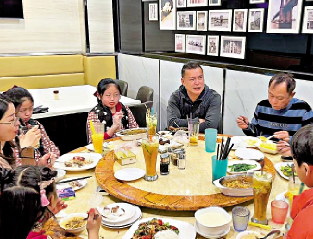 　　圖：不少港人在福田口岸水圍村的港式茶餐廳中與家人聚餐。\大公報記者李昌鴻攝