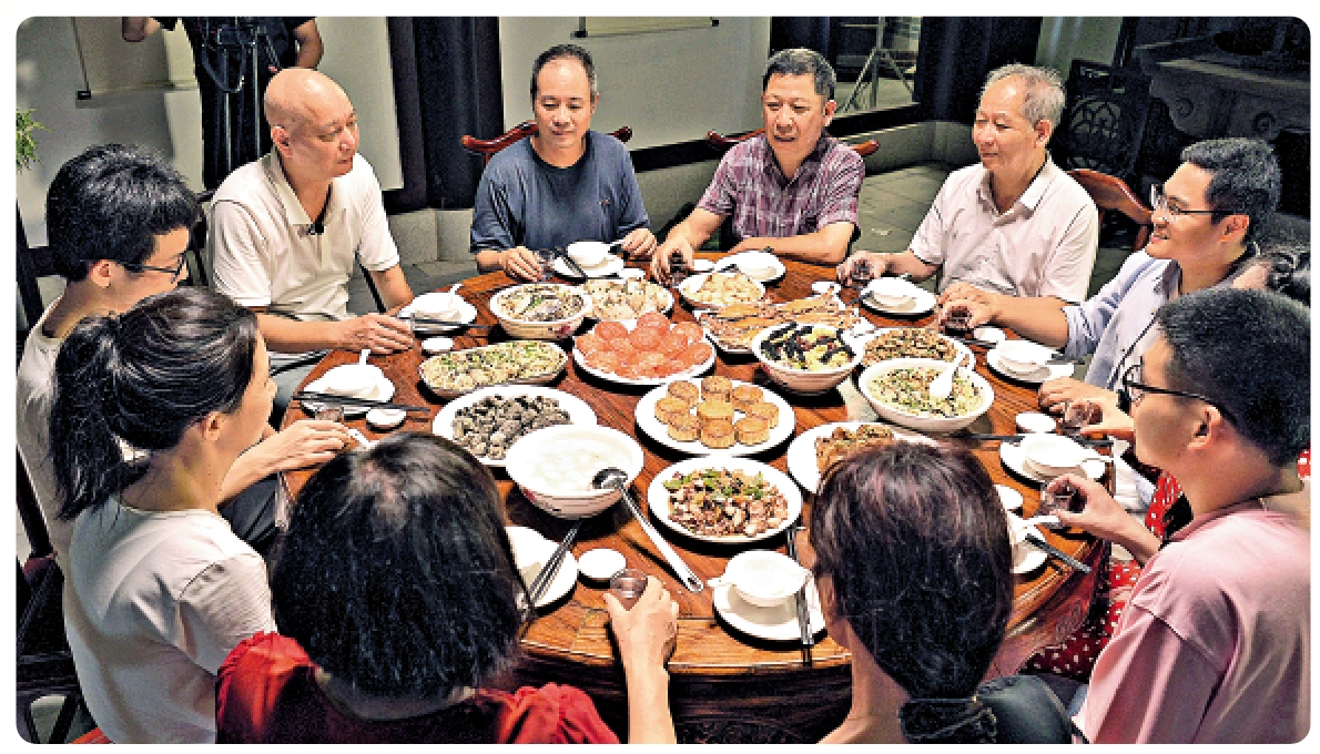 　　圖：2021年，在北京大學就讀的台生林彥辰與林冠廷兄弟，憑藉半張族譜在福建找到了爺爺的故鄉，與親人團聚。\網絡圖片