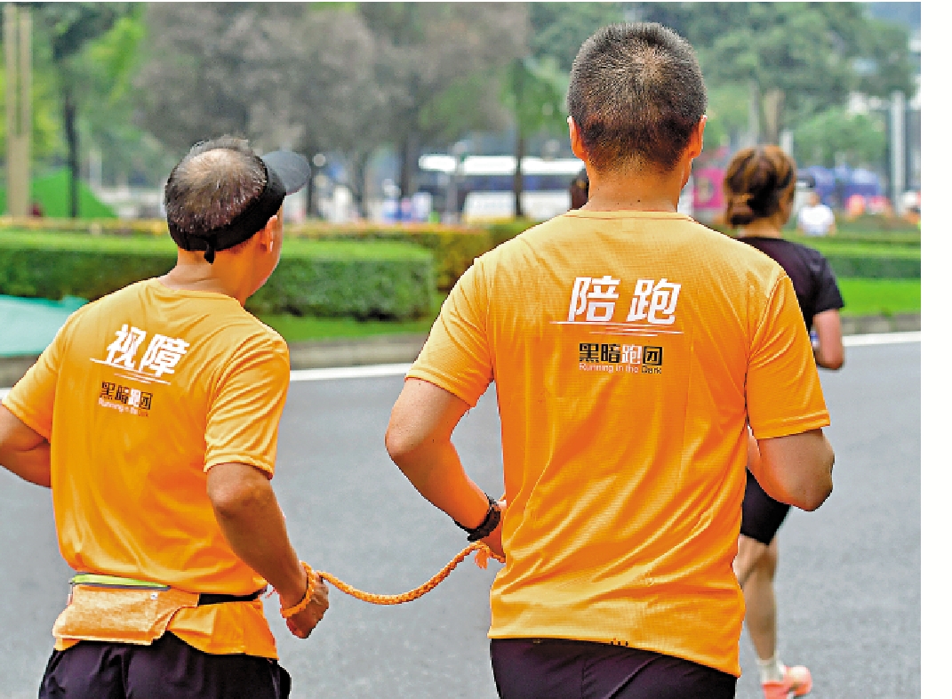 　　圖：拴在視障跑者和陪跑志願者之間的陪跑繩，一端代表信任，一端代表責任。\受訪者供圖