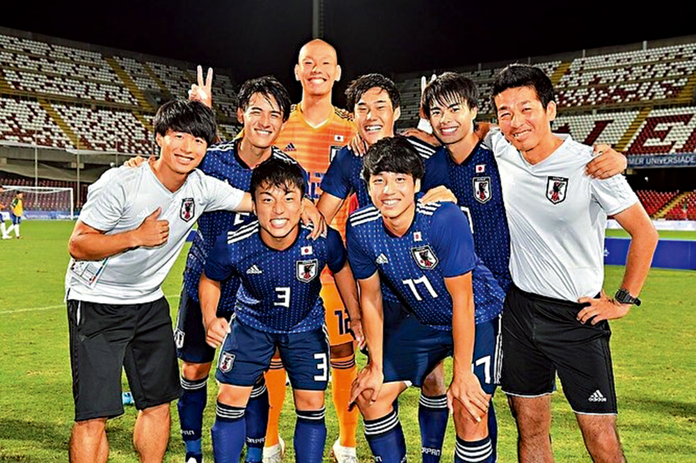 　　圖：三笘薰（後右二）曾在世界大學生運動會助日本奪足球金牌。\網絡圖片