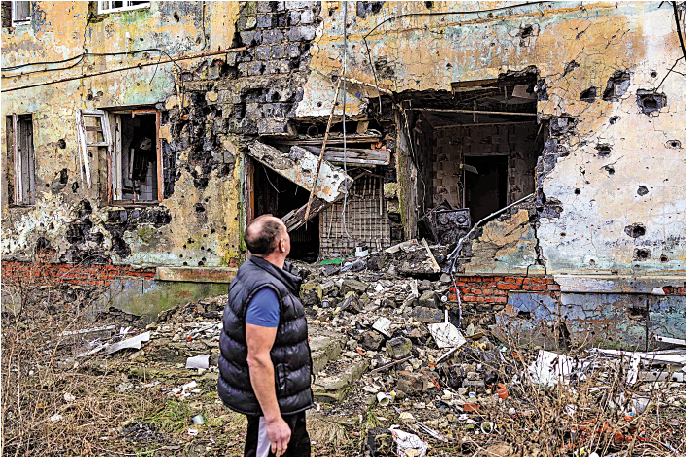 　　圖：一名男子在伊久姆的住所被炸成廢墟。\法新社
