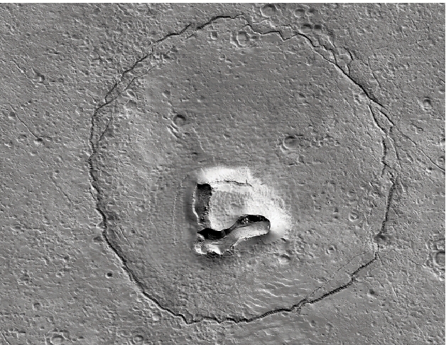 　　圖：NASA公布一張酷似「熊臉」的火星表面照片。\法新社