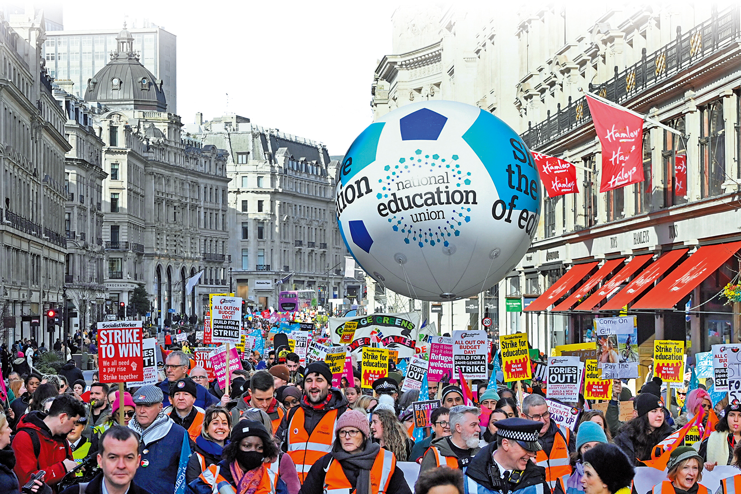 　　圖：參與罷工的教師1日在倫敦示威。\路透社