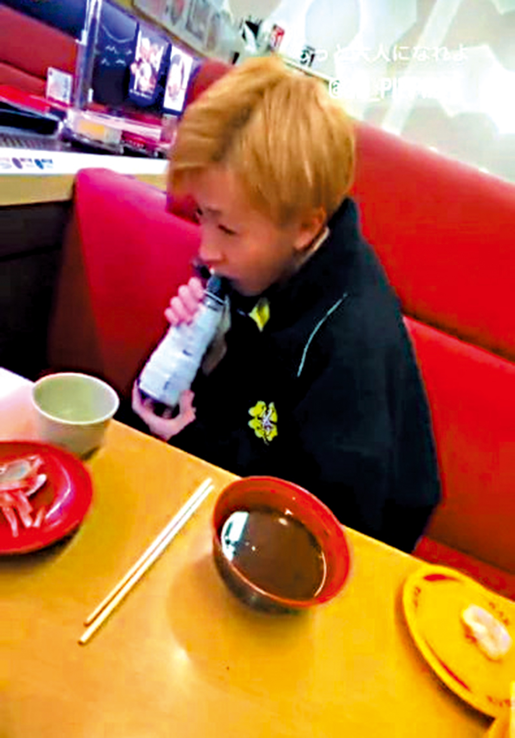 　　圖：日本一名高中生在壽司郎迴轉壽司店舔醬油瓶惡搞，引起軒然大波。\網絡圖片