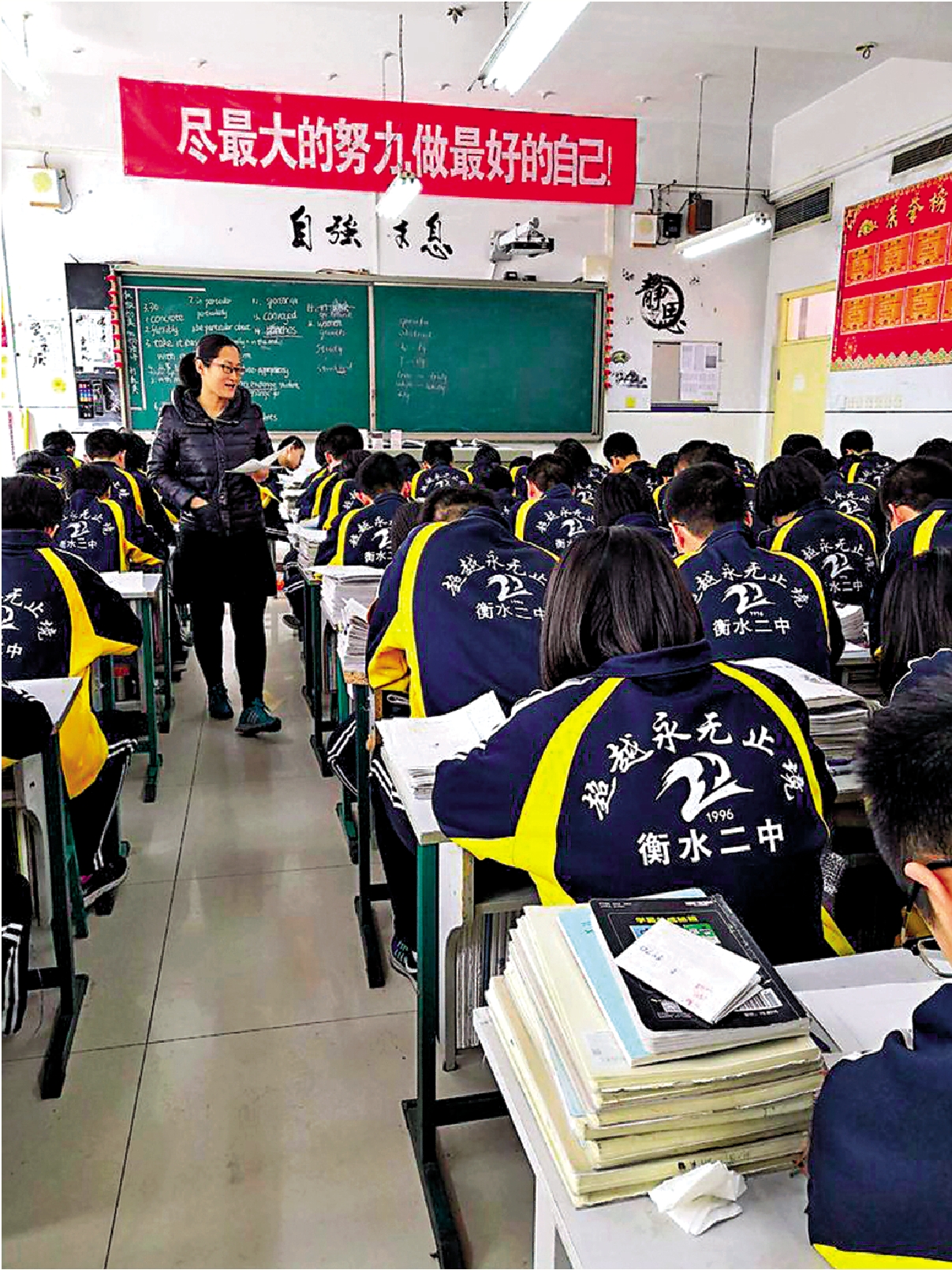 圖:在河北省衡水第二中學,備戰高考的高三學生在老師的指導下自習。