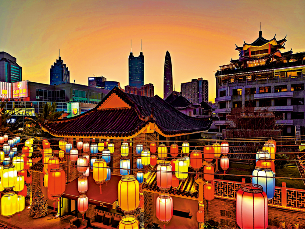 　　圖：深圳東門老街張燈結綵，充滿節日氣氛。