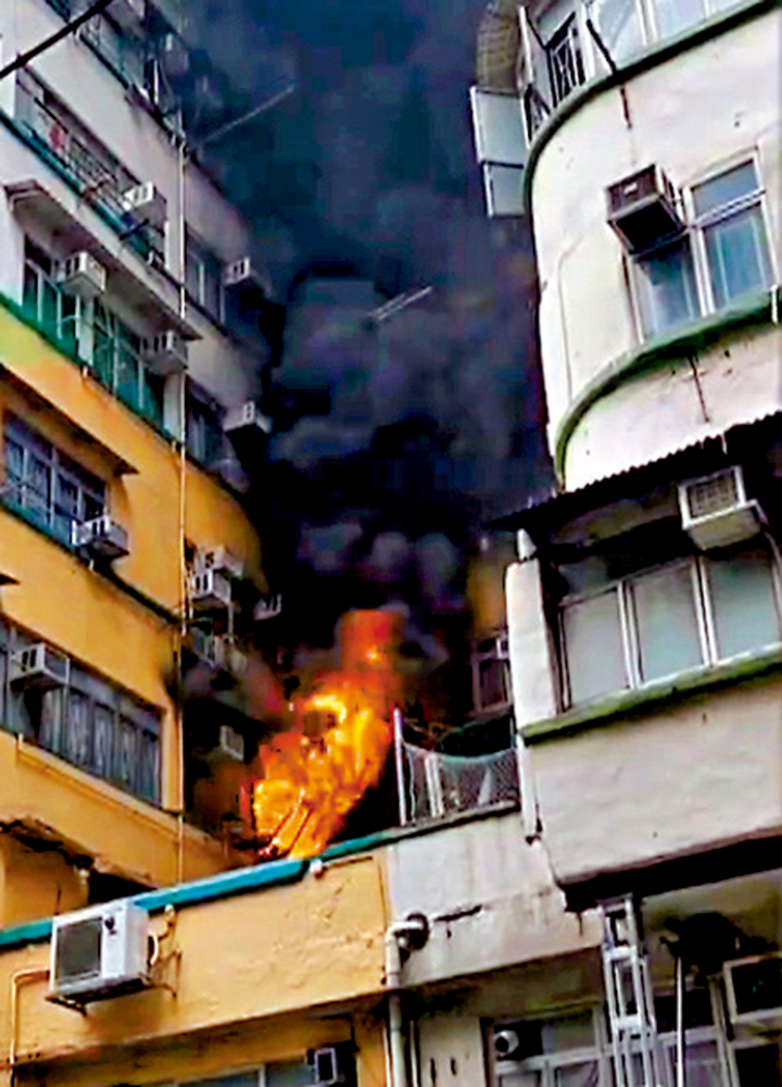 　　圖：博文街起火單位濃煙席捲半空，更一度傳出爆炸聲。\電視截圖