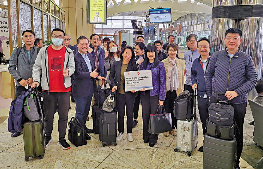 　　圖：香港代表團昨晚抵達利雅得時在機場合影。