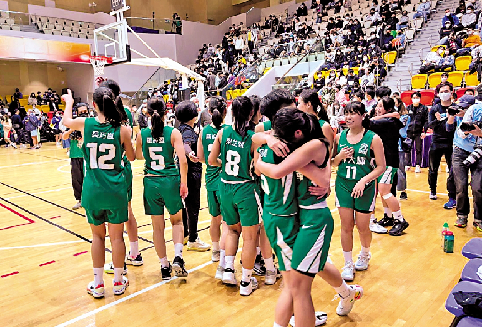 　　圖：林大輝中學球員在賽後相擁慶祝。