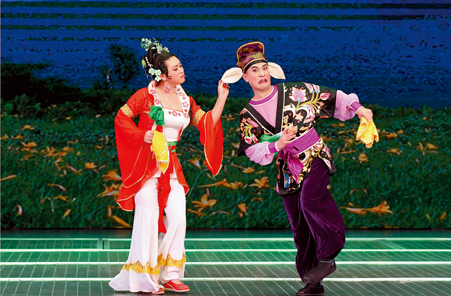 　　圖：二人轉《豬八戒拱地》展示梨樹二人轉的「扮」。\拍攝者：梨樹縣地方戲曲劇團