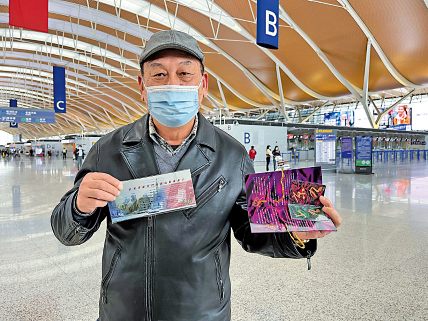 　　圖：遊客徐和平攜帶珍藏車票出行。\大公報記者夏微攝