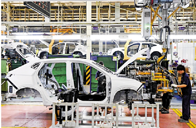 　　圖：在重慶長安汽車股份有限公司智能化工廠，工人在作業。\新華社
