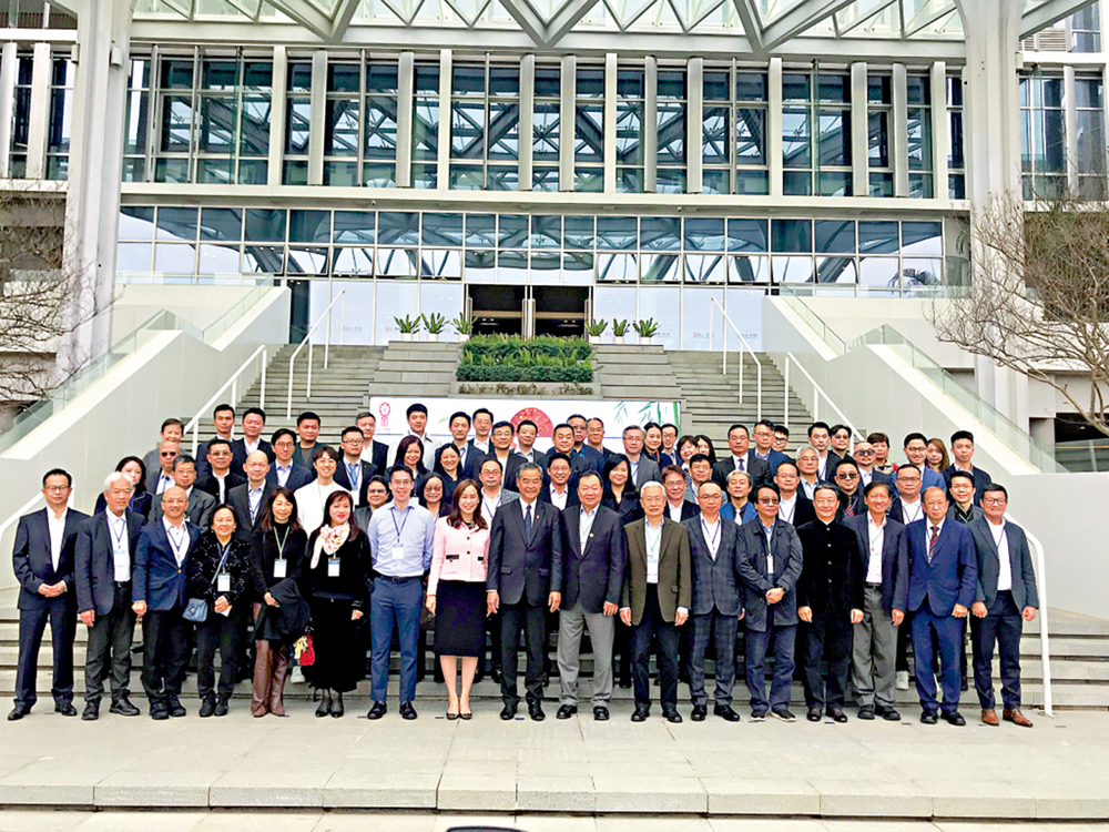 　　圖：考察團在廣州南沙民心港人子弟學校合影。\大公報記者敖敏輝攝