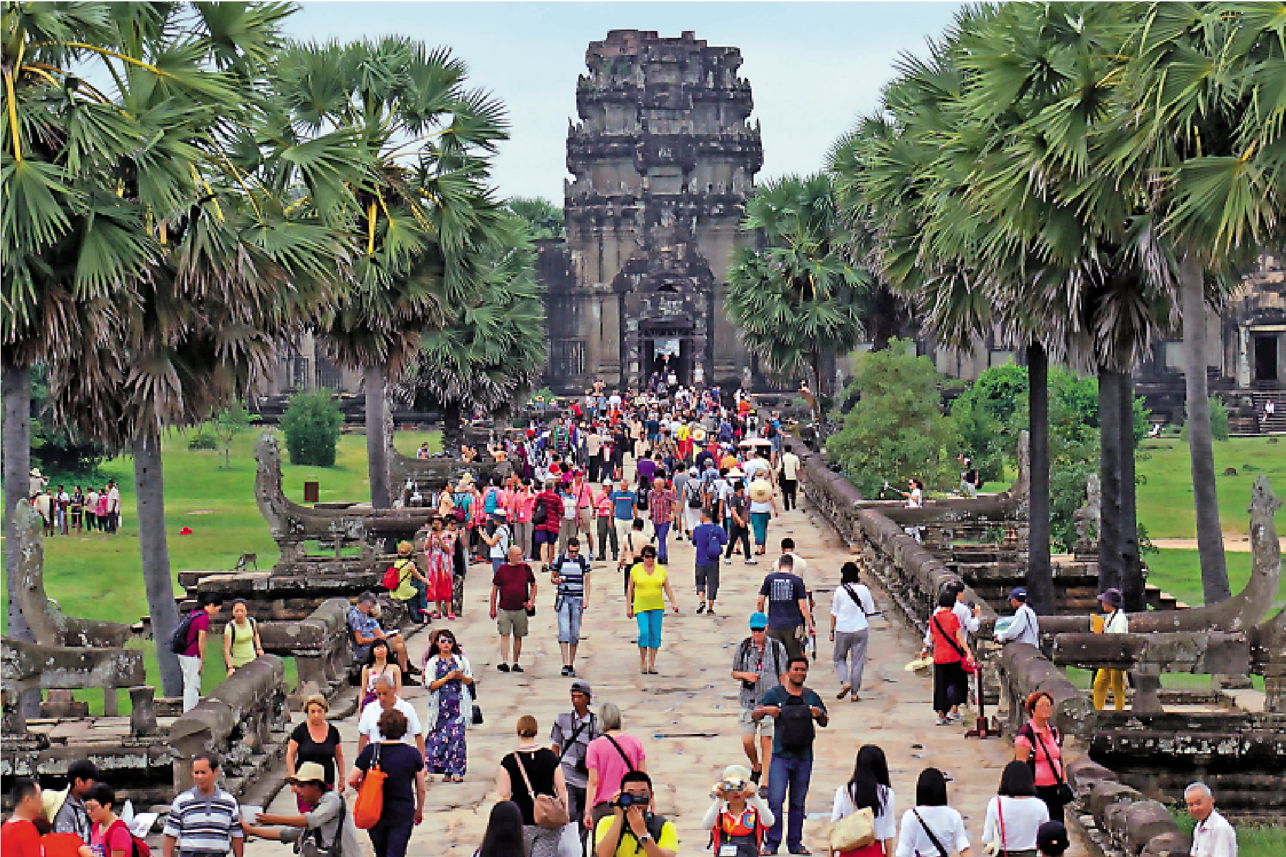 　　圖：中國旅遊團在柬埔寨吳哥窟參觀遊覽。 
