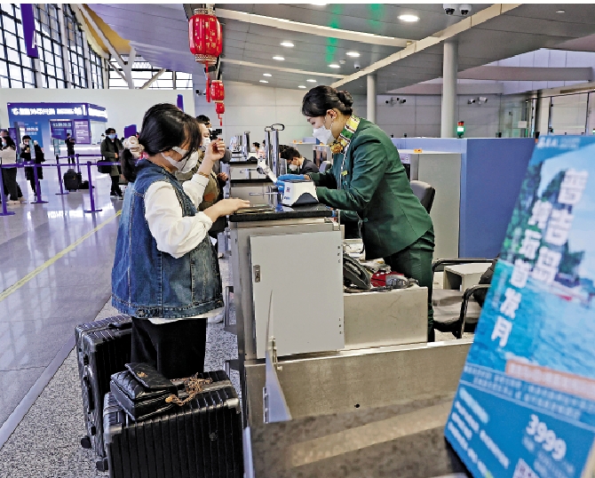 　　圖：2月6日，遊客在上海浦東機場辦理值機。/新華社