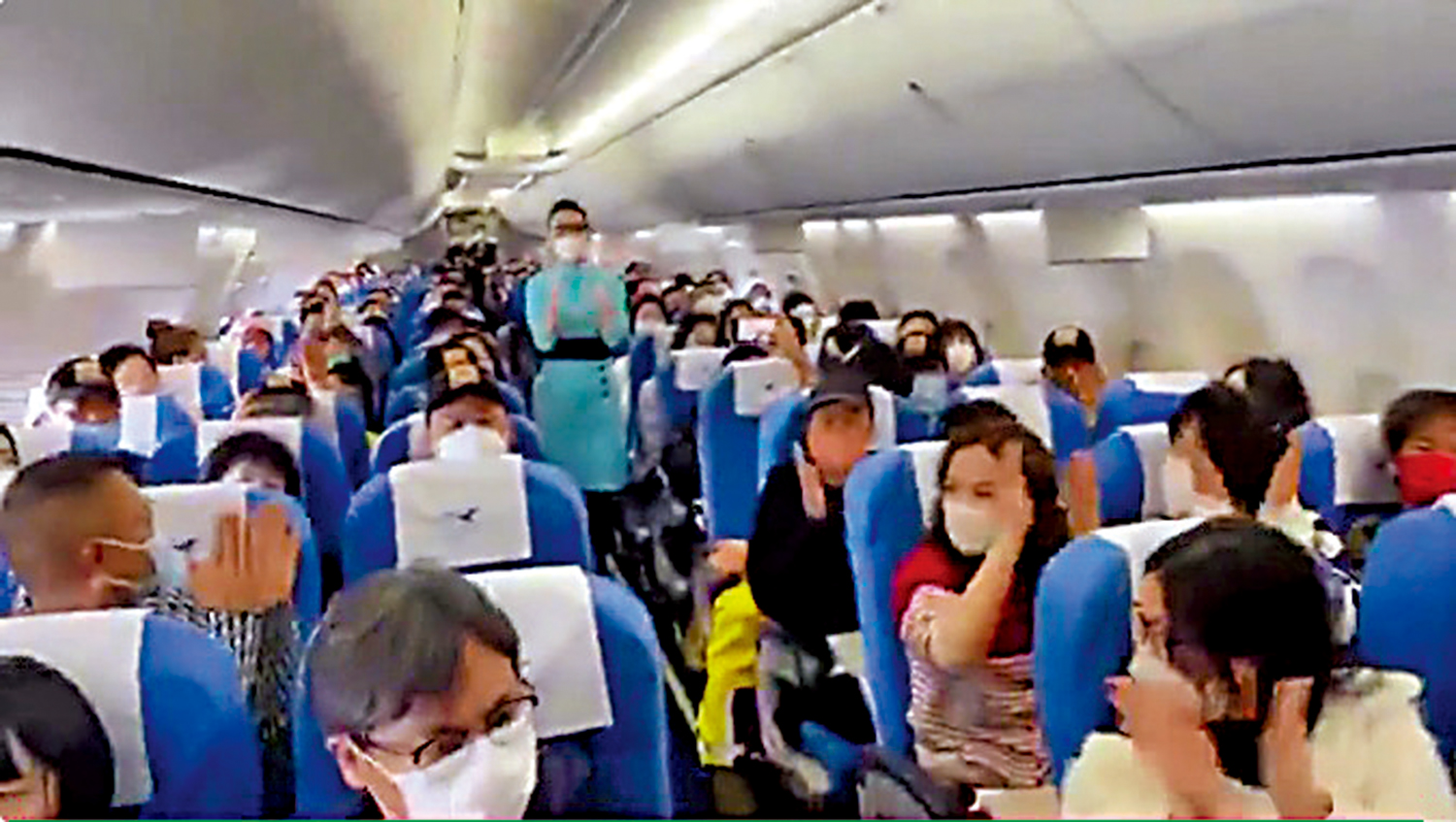 　　圖：由杭州飛往香港的過程中，機上乘客為公羊救援隊成員鼓掌。\網絡圖片