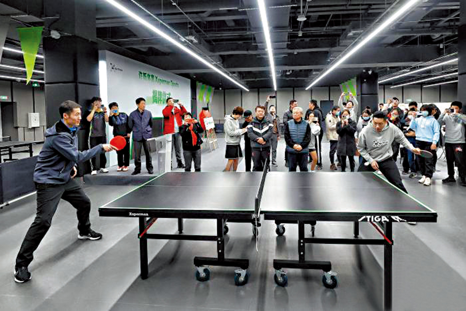 　　圖：許昕（前右）和王勵勤（前左）隔網相對。\網絡圖片