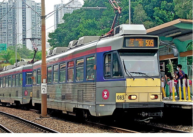 　　圖：日產第二期輕鐵列車即將全面退役，不少鐵路迷都表示不捨。\大公報記者黃洋港攝