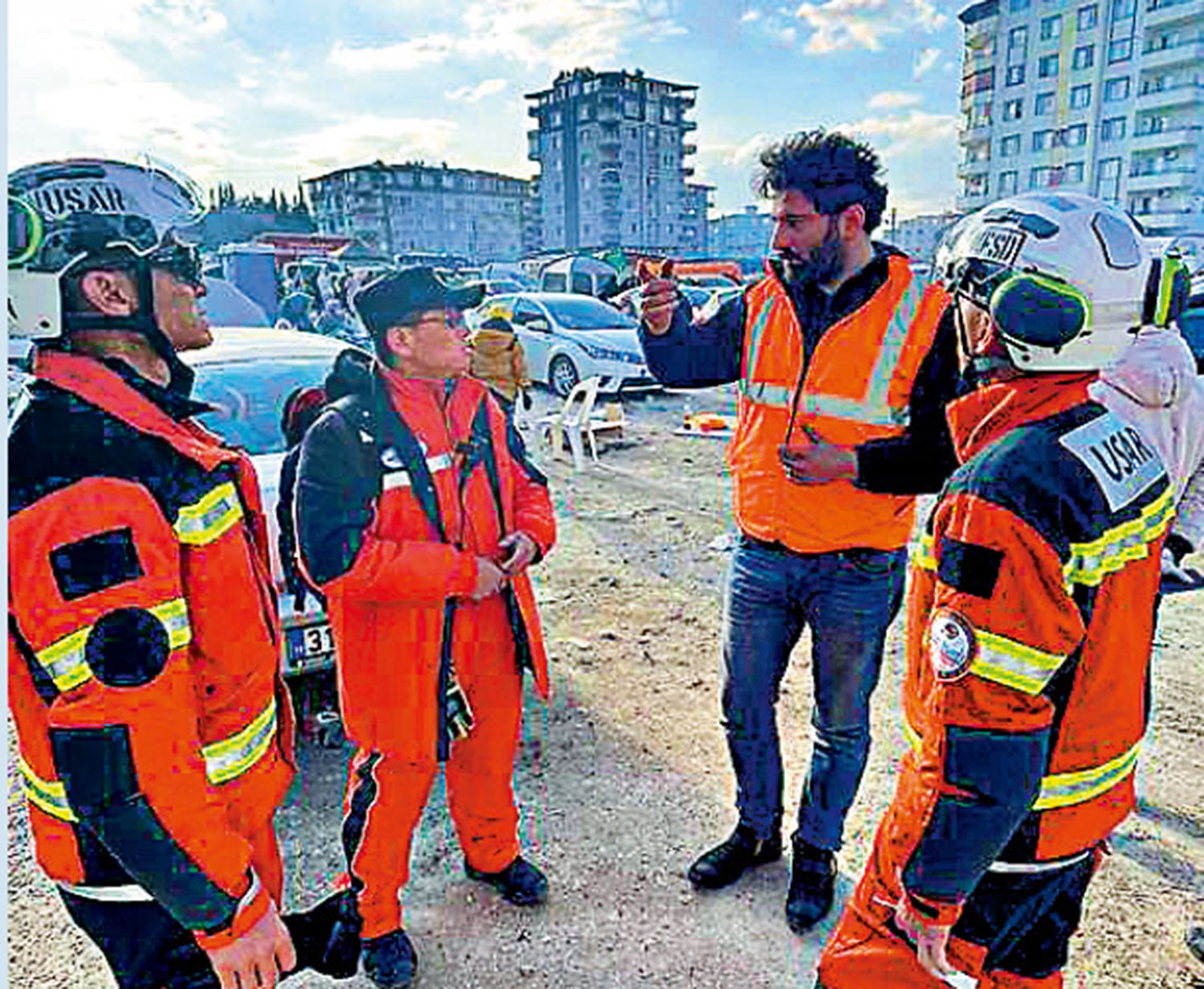 　　圖：坍塌搜救專隊隊員在土耳其地震現場與當地人員溝通。\香港消防處供圖