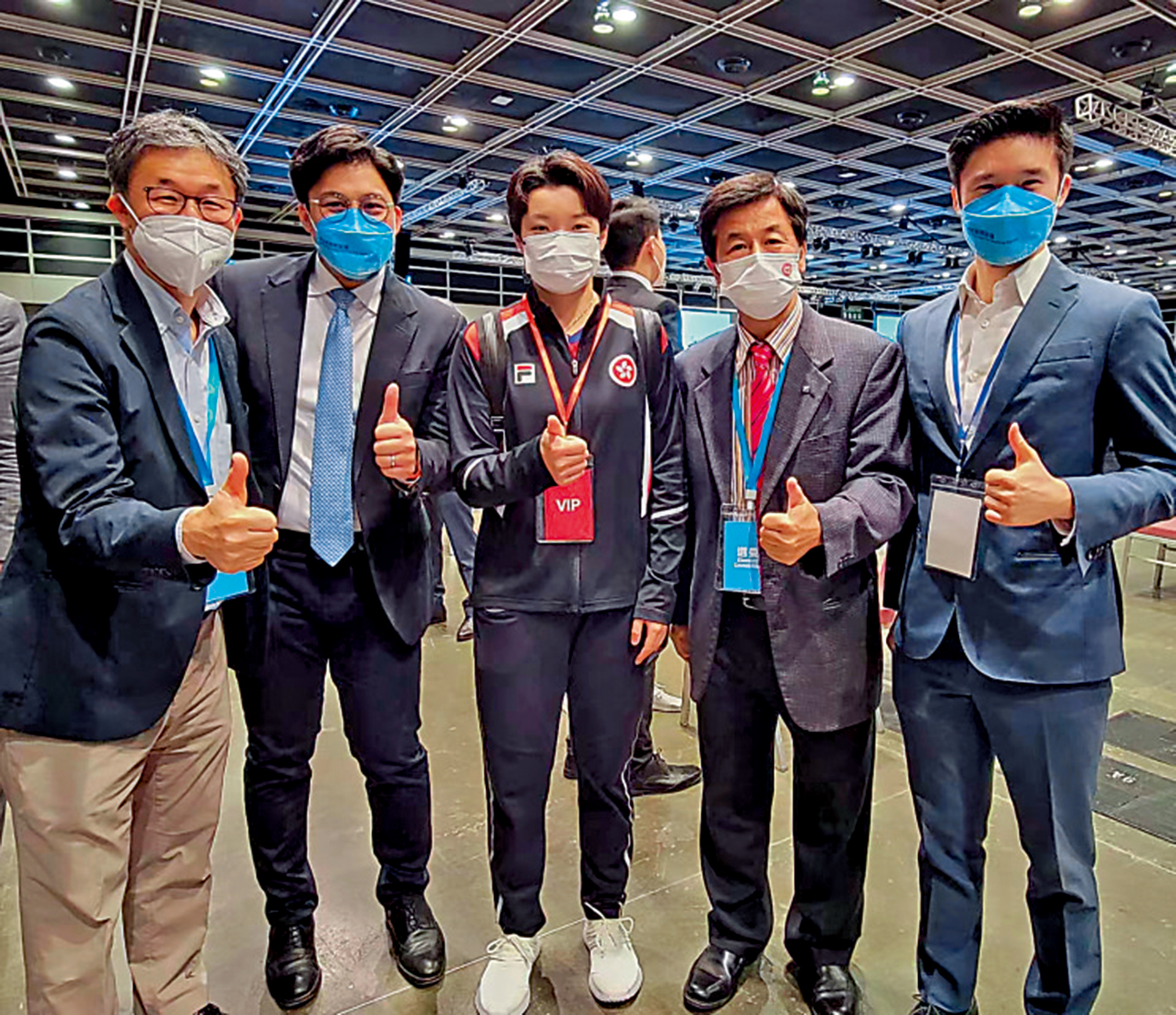 　　圖：杜凱琹（中）與香港乒總主席余國樑（左一），第十四屆全國人大代表霍啟剛（左二）等在一起。\受訪者供圖