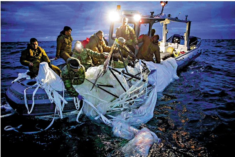　　圖：美國海軍5日在南卡羅來納州海岸附近回收氣球殘骸。\美聯社
