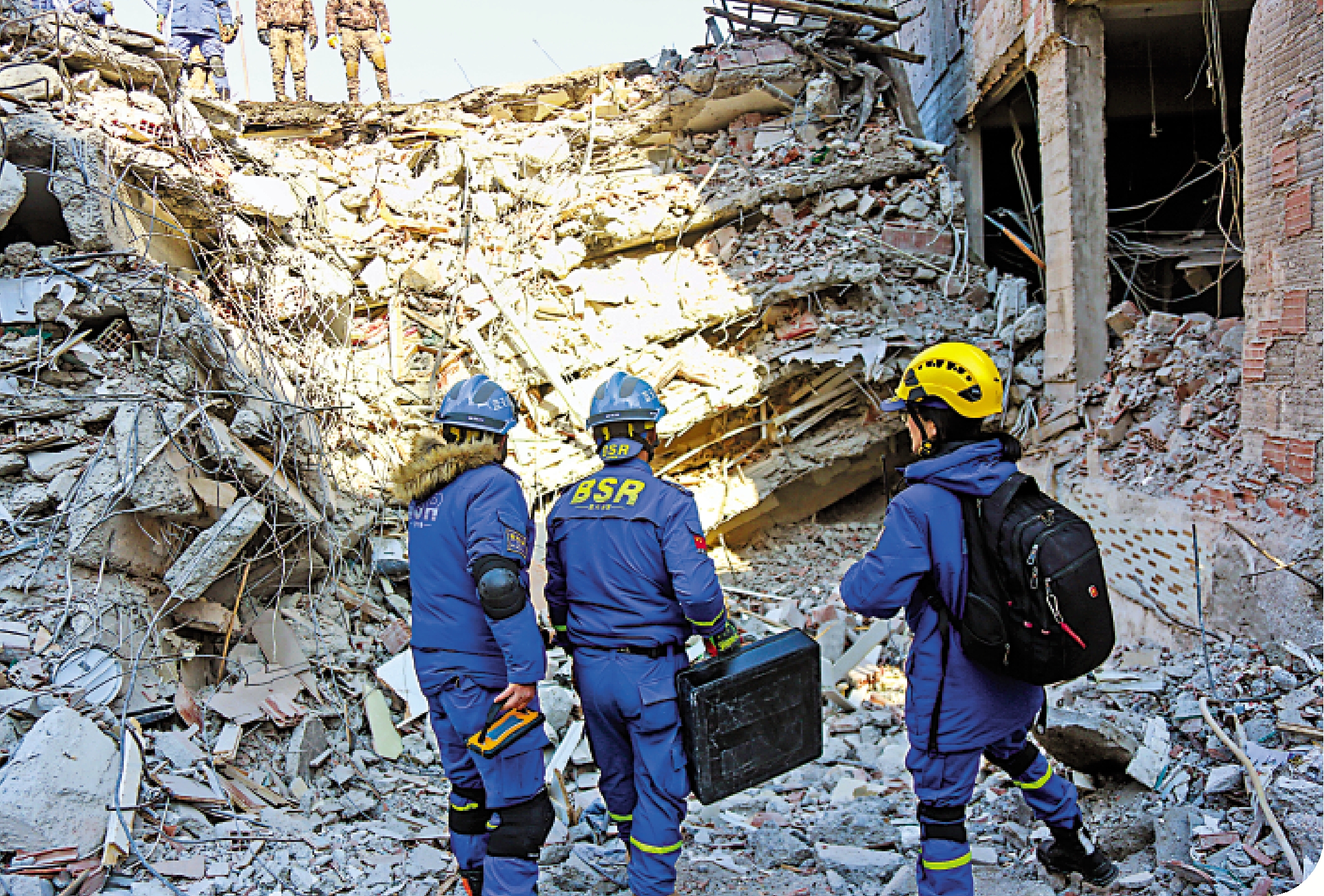 　　圖：10日，中國藍天救援隊隊員在土耳其馬拉蒂亞省參與搜救。\新華社