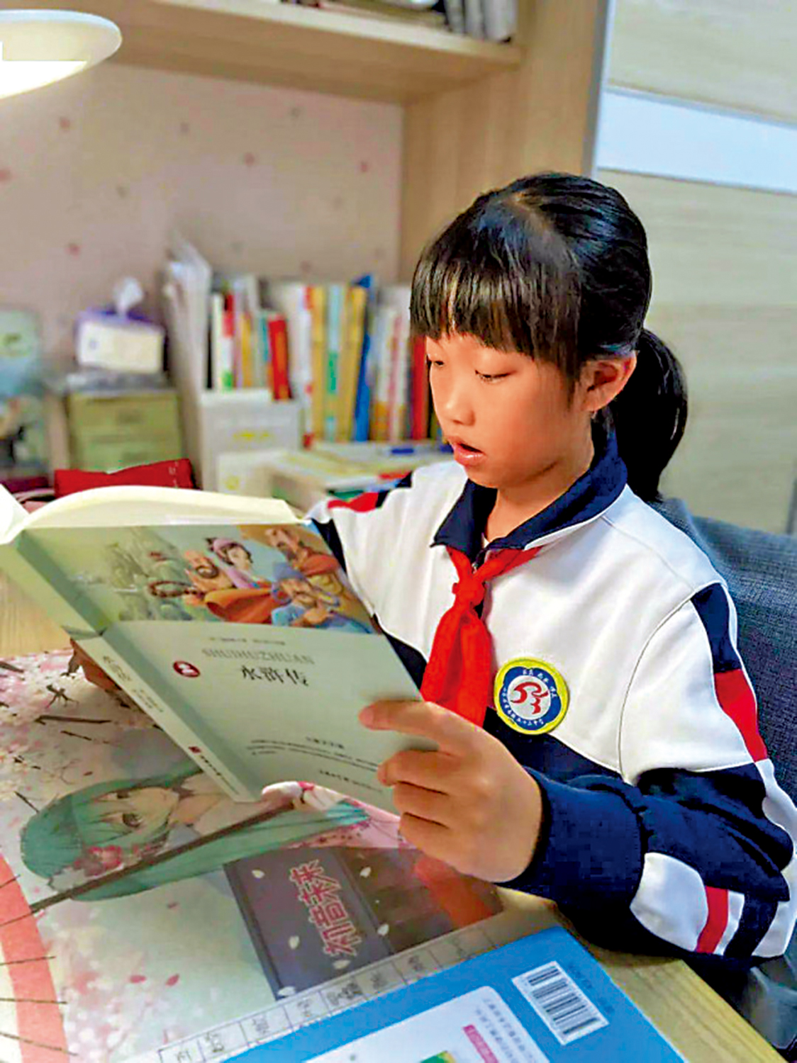 　　圖：小學生閱讀少兒版《水滸傳》。