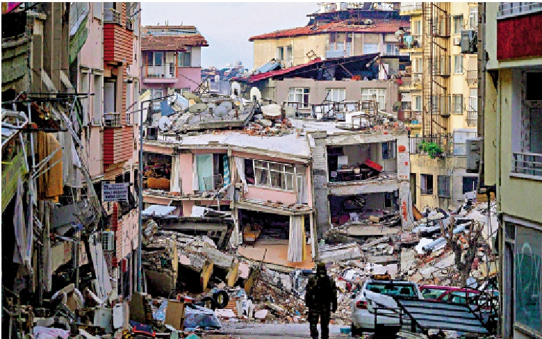　　圖：土耳其大片房屋倒塌，建築質量受到民眾質疑。\法新社