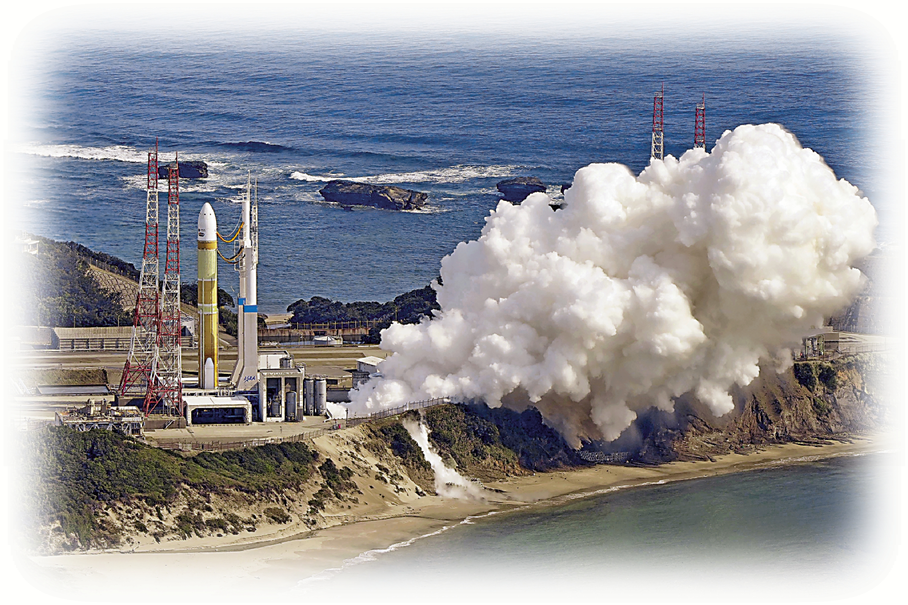 　　圖：日本鹿兒島縣種子島太空中心的H3火箭發射台17日冒起白煙。\美聯社