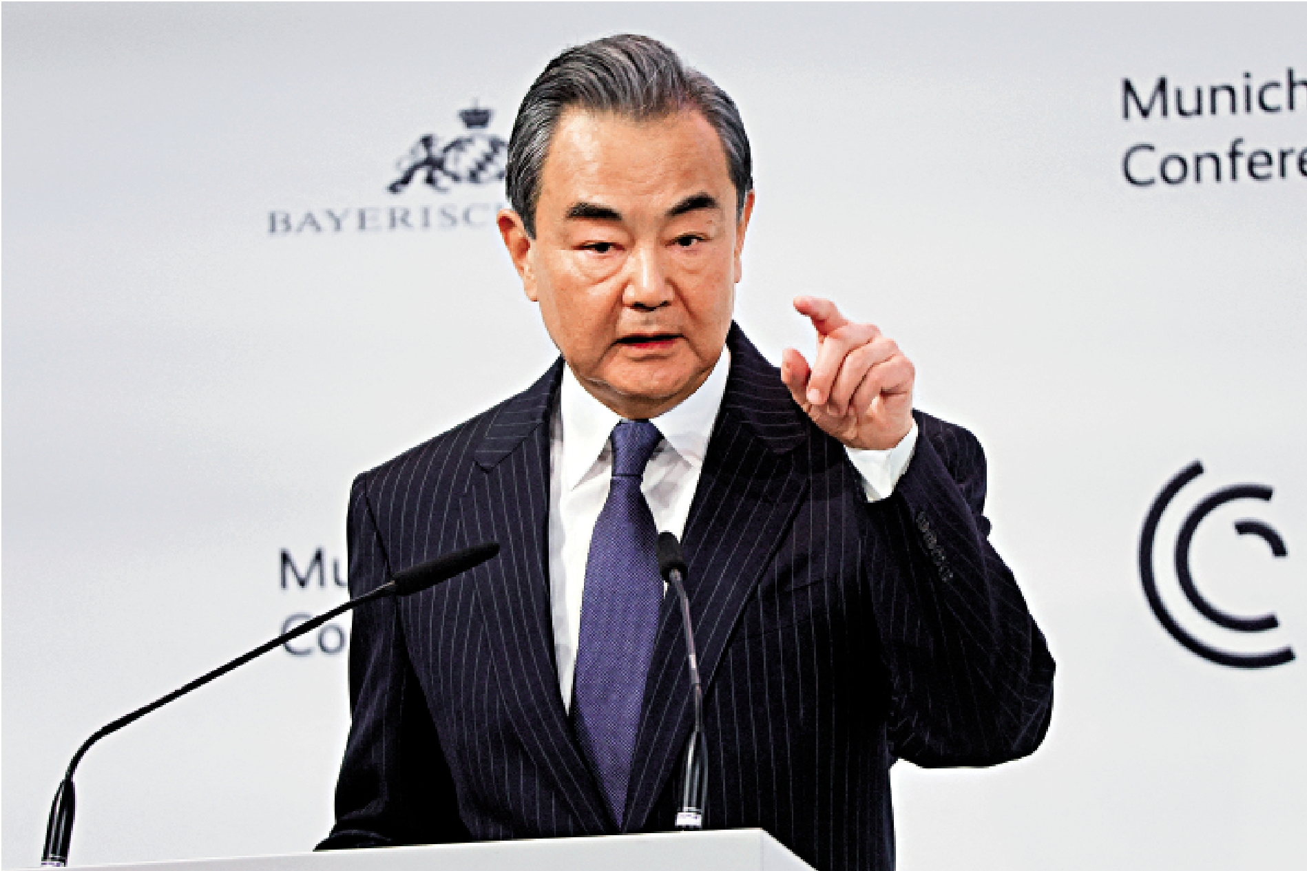 　　圖：2月18日，中共中央政治局委員、中央外事工作委員會辦公室主任王毅在德國出席慕尼黑安全會議並發表題為《建設一個更加安全的世界》主旨講話。\路透社