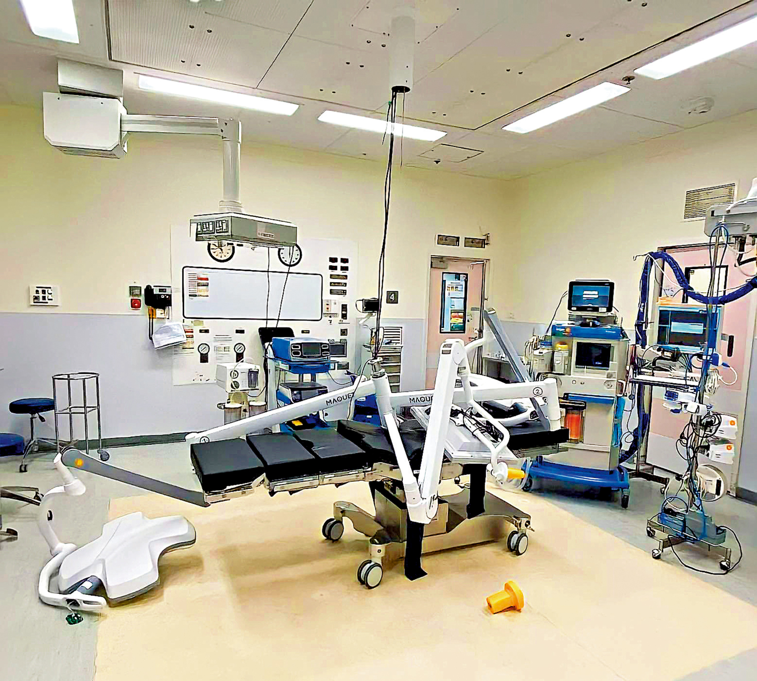 　　圖：聯合醫院有大型手術燈從天花板掉落手術床上，手術燈部分電線被扯斷。\網上圖片