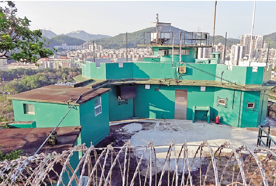 　　圖：香園圍村旁的白虎山警崗2016年取消邊境禁區後，已無人駐守，遠處是深圳蓮塘。