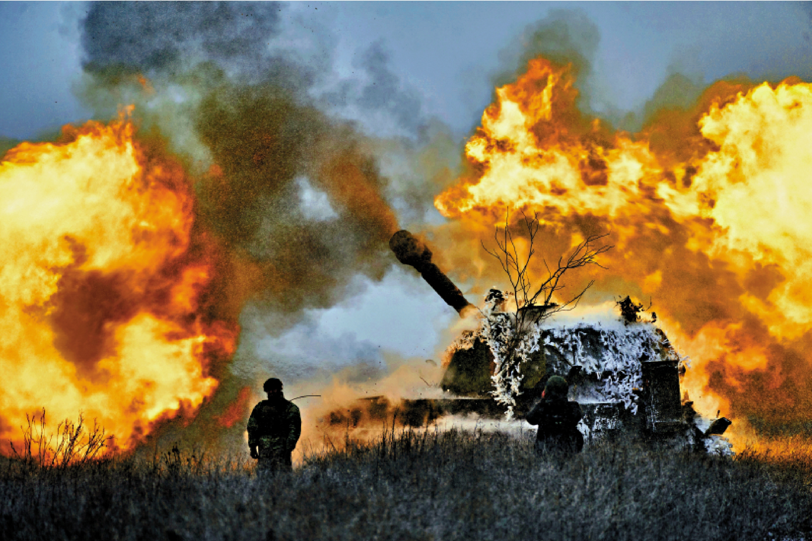 　　圖：18日，士兵在烏東頓涅茨克前線使用自行火炮開火。\美聯社