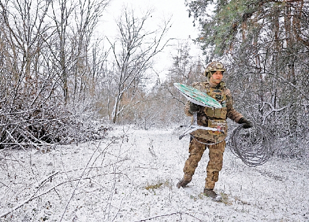 　　圖：SpaceX宣布限制烏軍使用「星鏈」服務，圖為烏克蘭士兵在前線使用「星鏈」。\路透社