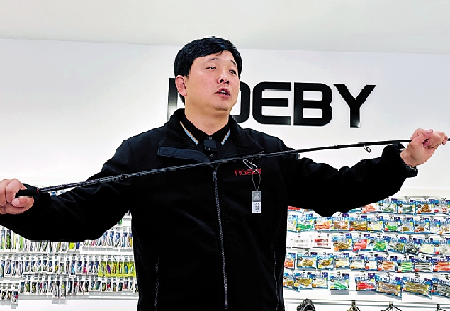 　　圖：威海諾比漁具有限公司總經理孫壯志介紹碳纖維魚竿。