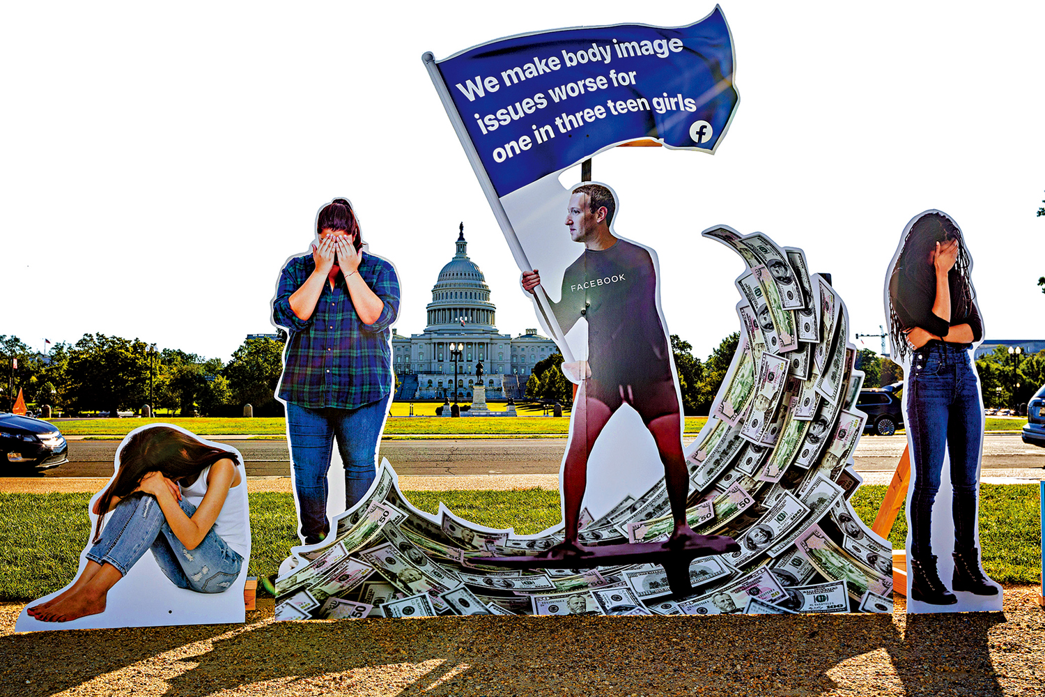 　　圖：去年9月，活動人士在美國國會大廈外豎起批評社交巨頭Facebook的標語牌。\美聯社
