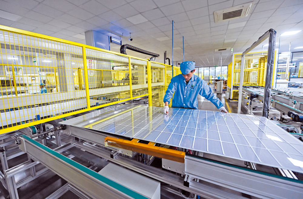 　　圖：工人在浙江一光能科技有限公司的車間內生產光伏組件。\新華社
