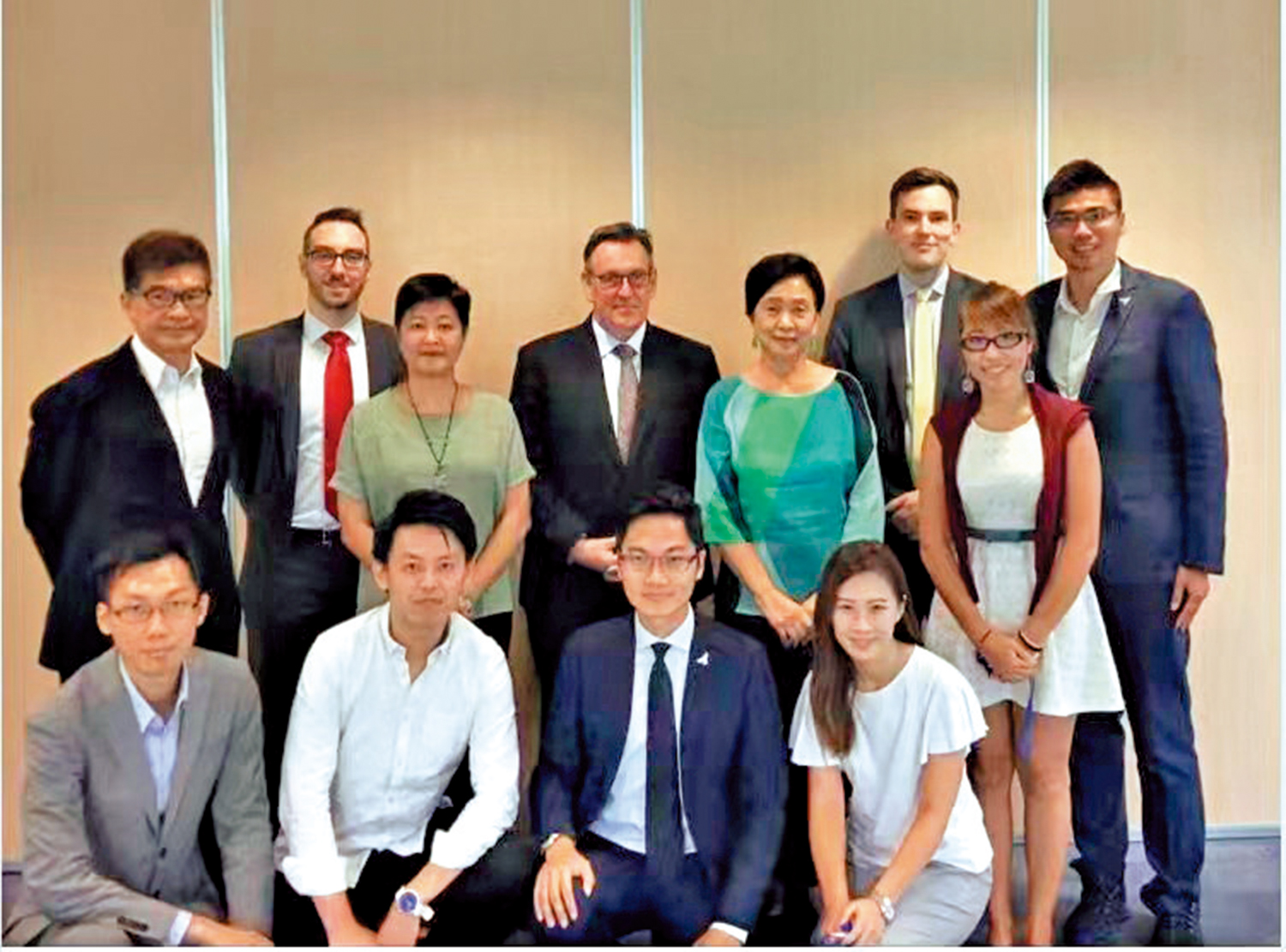 　　圖：2019年，劉慧卿連同民主黨國際事務委員會成員與時任英國駐港總領事賀恩德及其他領事會面。\資料圖片