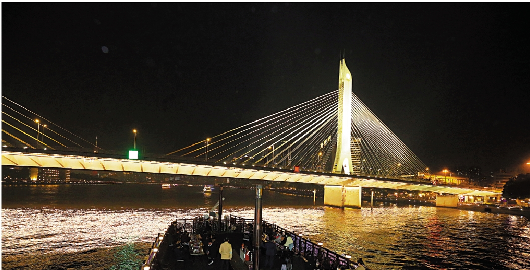 　　圖：23日晚，參訪團乘船夜遊珠江。\大公報記者黃洋港攝