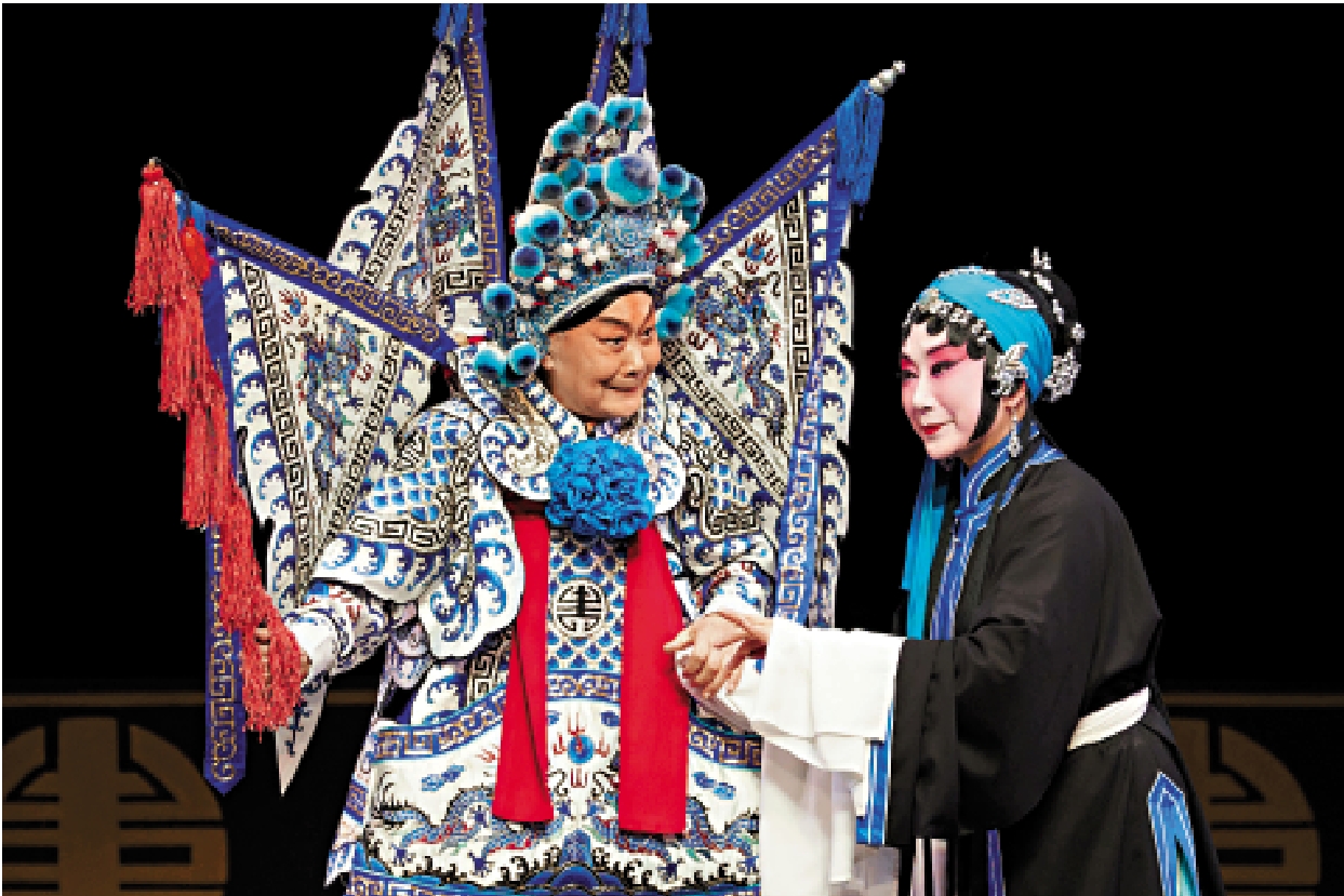 　　圖：裴艷玲（左）與劉莉沙上演《平貴別窰》。