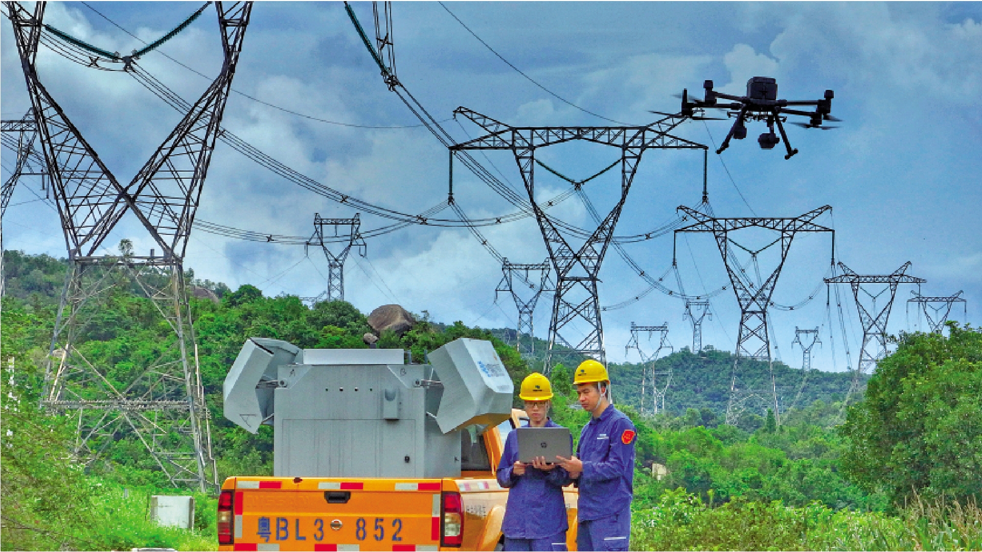 　　圖：南方電網深圳供電局輸電線路運維人員利用車載移動機巢搭載無人機群對400千伏核深線進行特巡特維。/受訪者供圖