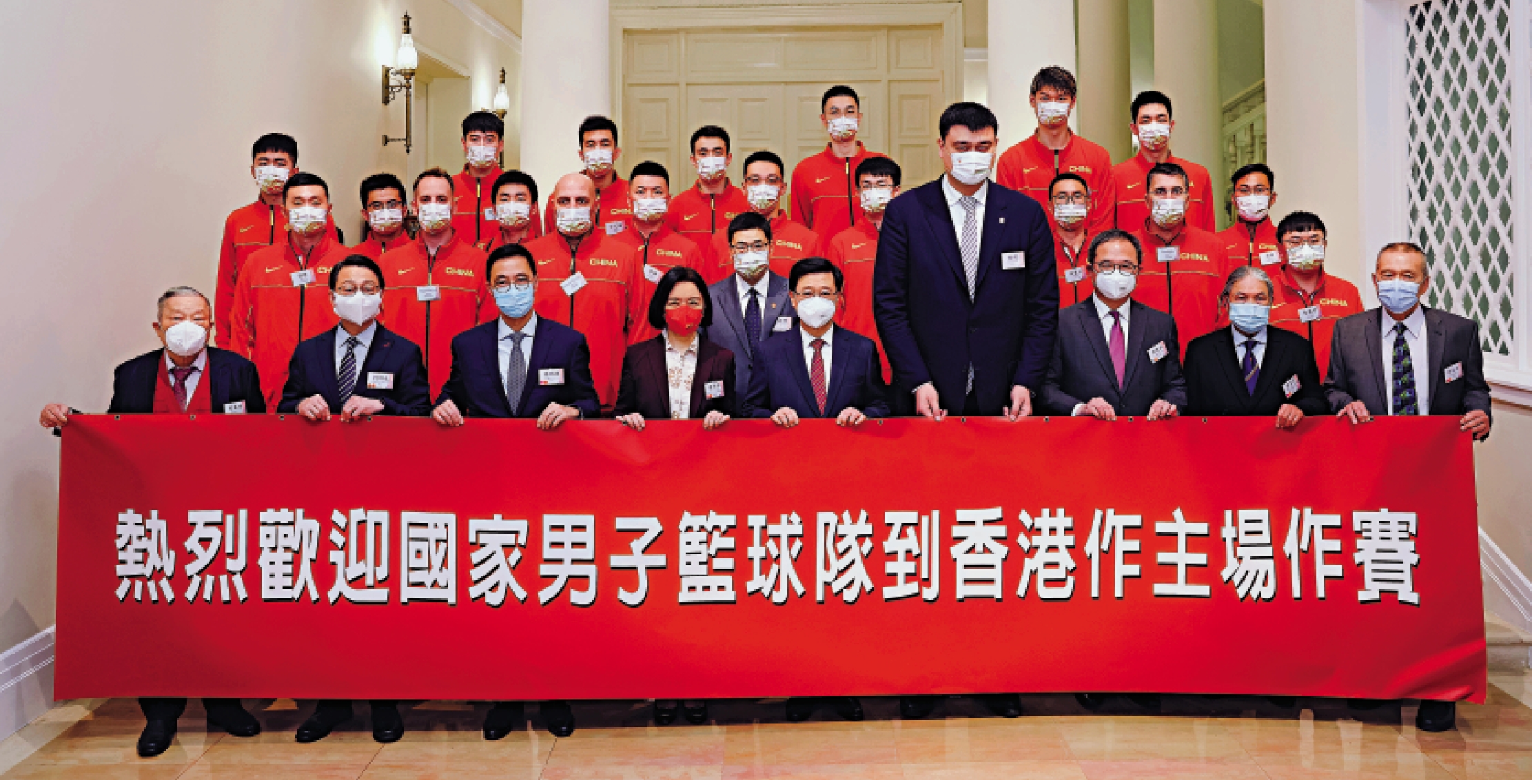 　　圖：行政長官李家超在禮賓府設晚宴歡迎國家男子籃球隊到香港作主場作賽。中聯辦副主任盧新寧出席活動。